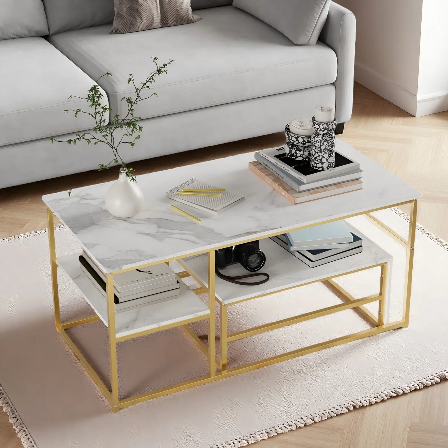 Table basse blanche et en bois avec étagères et cadre en acier 105x52x48.5 cm